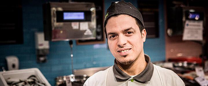 web Mohammed en la pescadería donde trabaja. Fuente eldiadesoria